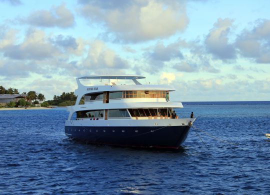 maldivian-yacht